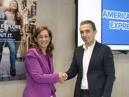 Julia López, directora general del área de Establecimientos de American Express en España, y Roberto Pagán, director de Medios de Pago de BBVA en España. 