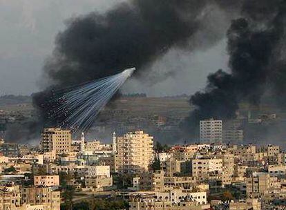 Un ataque de la artillería israelí sobre Jabalia, al noreste de la franja de Gaza.