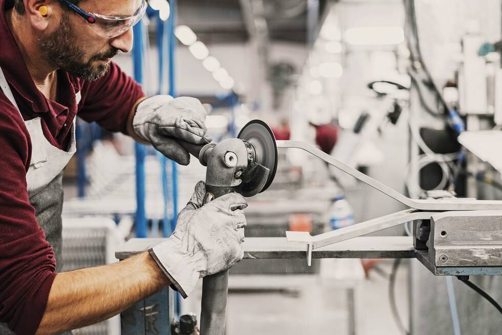 Así se convierten larguísimos tubos de aluminio en un mueble éxito de
