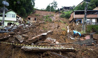 Una calle destrozada por los deslizamientos de tierra en Nova Friburgo, 130 kilómetros al norte de Río.