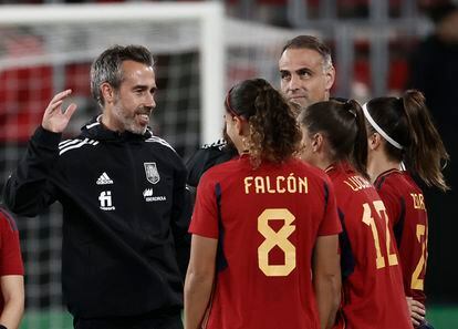 El entrenador de la selección española de fútbol, Jorge Vilda, celebra la victoria con sus jugadoras tras el partido amistoso ante Estados Unidos.