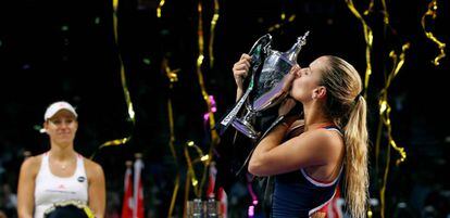 Cibulkova besa su trofeo, con Kerber en segundo t&eacute;rmino.