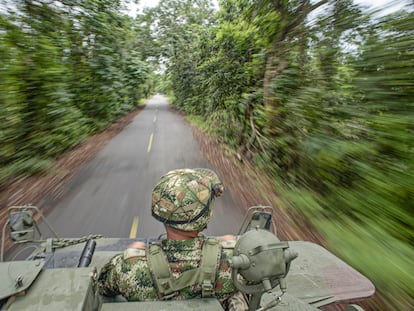 Una tanqueta del ejército se desplaza hacia un campo petrolero como parte de sus labores de patrullaje. Saravena, Arauca. El 13 de mayo de 2022
