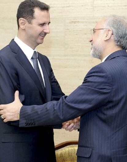 El Asad (izq.) recibe este miércoles a su ministro de Exteriores, Walid al-Moallem.