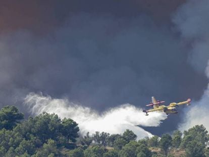 Trabajos de extinción en el incendio de Artana, Castellón, en la Serra d'Espadà.