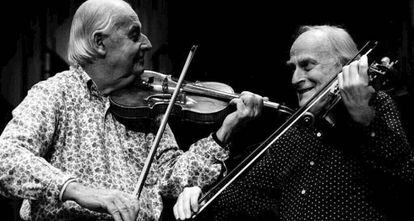 Imagen de archivo del 26 de enero de 1988 del violinista de jazz francés Stephane Grappelli (Izquierda) con Yehudi Menuhin.