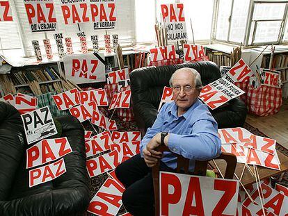 Martín Sagrera repartió el 13-M ante la sede del PP pancartas como las que regaló en otras protestas.