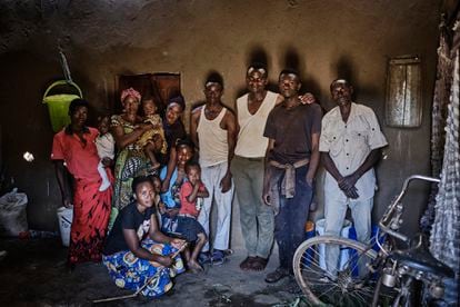 Celestine Ngendakumana y su familia de 13 miembros posan para una foto en su casa. Llegaron hace cinco años de Burundi. Solo tienen un retrete en casa.