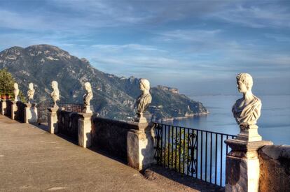 Asomada al mar Tirreno, en uno de los enclaves más sugerentes de la costa Amalfitana, la villa medieval de Ravello se asoma al agua desde sus extraordinarias villas, miradores y jardines, que recuerdan a Greta Garbo, Jacqueline Onassis y Humphrey Bogart.