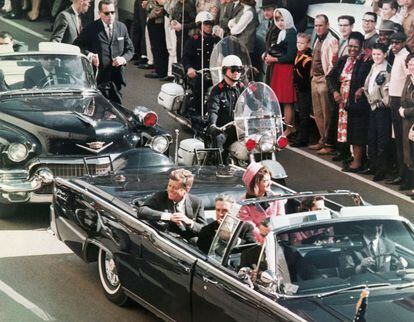 22 de noviembre de 1963. JFK a bordo de la limusina por las calles de Dallas poco antes de su muerte.