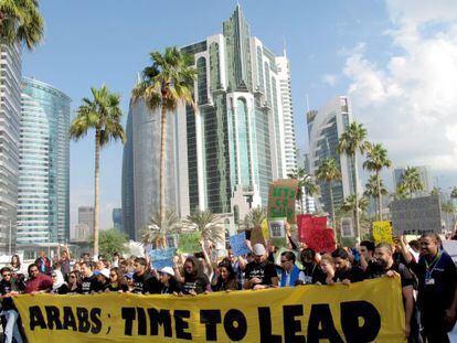 Un grupo de manifestantes piden en Doha que adopten medidas contra el calentamiento.