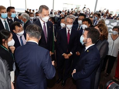 El Rey Felipe VI conversa con el presidente de la Generalitat, Pere Aragonès, en el Cercle d'Economia.