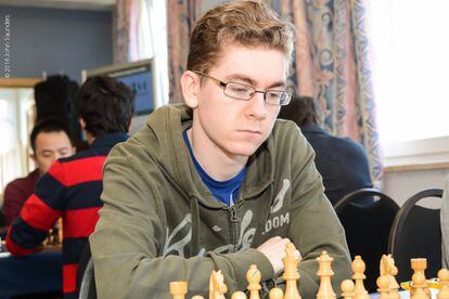 El español David Antón, al inicio de su partida contra la india Dronavalli Harika en la 6ª ronda del abierto Tradewise Gibraltar