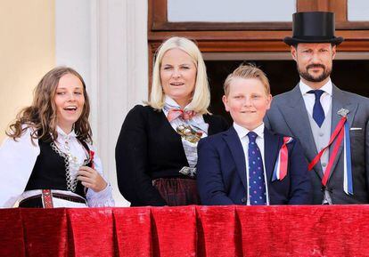 Los príncipes Mette Marit y Haakon de Noruega con sus hijos, Ingrid Alexandra y Sverre Magnus, en Oslo en mayo de 2018.