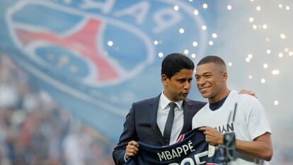 El presidente del PSG Nasser Al-Khelaifi habla con Kylian Mbappe, tras anunciar su renovación hasta el año 2025.