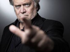 Steve Bannon, exhibiendo el dedo de hacer clic en la publicidad programática.