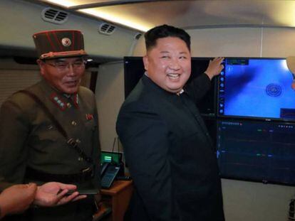 Kim Jong-un supervisa el lanzamiento de un proyectil el pasado mes de agosto.