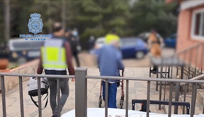El presunto cabecilla de la secta camina ayudado de un andador tras su detención el pasado 15 de marzo, en una imagen extraída de un vídeo policial.