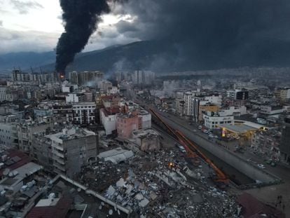 Vista panorámica de la ciudad turca de Alejandreta tras el terremoto, este martes. 