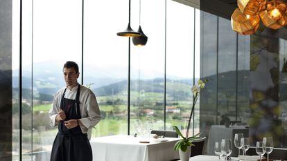 Eneko Atxa en su restaurante Azurmendi, tres estrellas Michelin. El chef lidera desde su restaurante en el barrio Legina de Larrabetzu el cambio gastronómico en Bilbao.