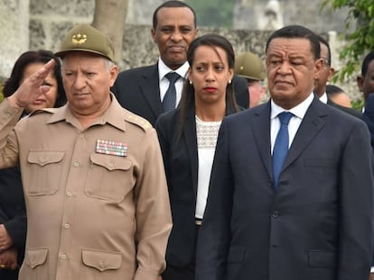El ministro de Defensa cubano, Leopoldo Cintra Frías (d), en una imagen de archivo.
