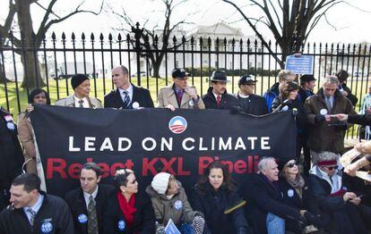 Activistas ecologistas protestan frente a la Casa Blanca en contra del oleoducto Keystone XL.