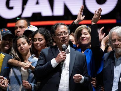 El recién elegido presidente de Colombia, Gustavo Petro, da un discurso en el Movistar Arena de Bogotá, el 19 de junio de 2022, después de ganar la segunda vuelta de las elecciones.