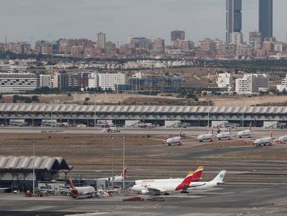 Vista del aeropuerto madrileño de Barajas con la ciudad al fondo.