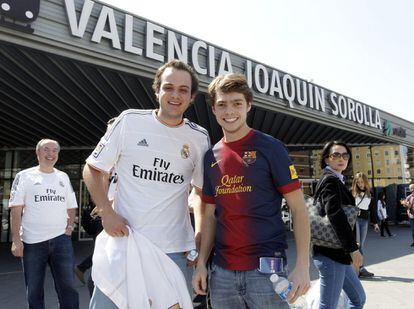 Aficionados del Madrid y el Barcelona, a su llegada a Valencia.