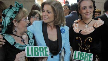 Ana Botella con dos majas en la fiesta del 2 de mayo de la Comunidad de Madrid.