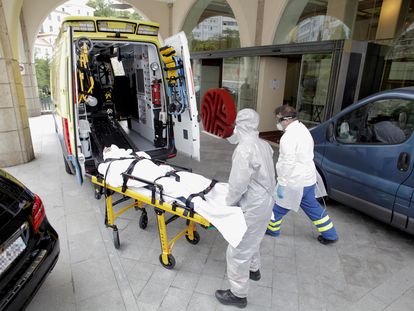 Equipo sanitario desplazado al hotel del Fuenlabrada en A Coruña para trasladar al hospital a uno de sus jugadores que se sintió indispuesto.