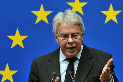 Felipe González, durante su intervención en la sede de la UE en Bruselas después de presentar al Presidente de la UE, Herman Van Rompuy, un informe del ' grupo de sabios' que recomienda la coordinación de los presupuestos europeos afectados por la crisis de la Unión de las finanzas públicas. El grupo aboga por " un impulso mucho mayor a la acción concertada" en la coordinación económica.