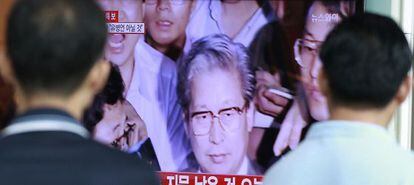 Dos personas siguen la noticia de la muerte de Yoo Byung-eun, dueño del 'Sewol'.