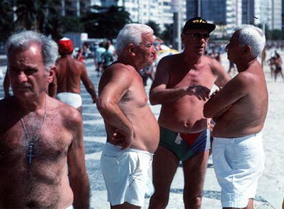 Un grupo de personas mayores en la playa de Copacabana, en Río de Janeiro.