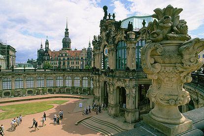 El Zwinger, el conjunto arquitectónico más significativo de Dresde, del siglo XVIII, y que hoy alberga una galería de pintura y colecciones de porcelana y armas.