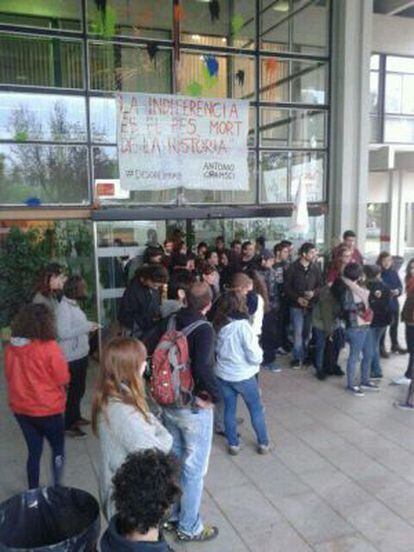 Alumnos bloquean la puerta de acceso al rectorado de la UAB