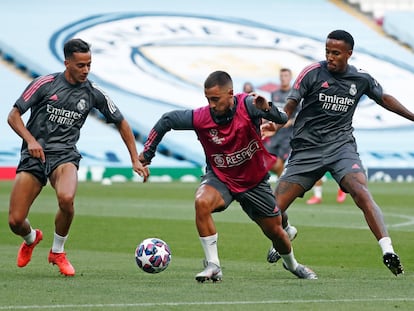 Eden Hazard, este jueves en Mánchester, entre Lucas Vázquez y Militão.