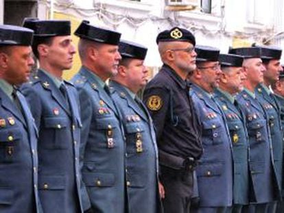 Fern&aacute;ndez de Mesa saluda a los mandos de la Guardia Civil en la Comandancia de Ceuta.