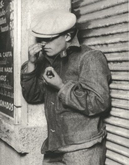 Un joven consumiendo cocaína en México.