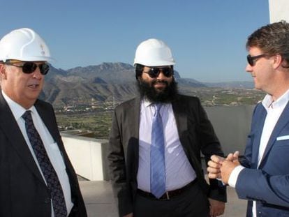 El alcalde de Benidorm, Agust&iacute;n Navarro, con el inversor saud&iacute; Abdullah Saad Aldhowayan.