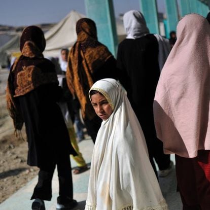 Afghan schoolgirls attend the Mirweis school where 16 girls were sprayed with acid by Taliban sympathizers while walking to school on November 12, in Kandahar, Afghanistan, February 7, 2009.  Most of the girls at the Mirweis school have resumed attending, despite constant threats to their safetly. President Hamid Karzai is expected to run in this year's presidential elections on August 20, 2009, and the situation around the country is constantly in demise. Afghanistan has been plagued by war for three decades, and Afghans continue to struggle with severe poverty and a gross lack of security in many areas across the country.  (Credit: Lynsey Addario for The New York Times) 


