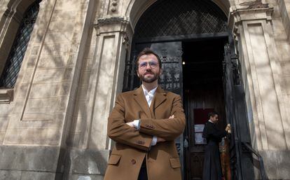 El sociólogo Rafael Ruiz, autor del libro 'La secularización de España', ante el Real Colegio Nuestra Señora de Loreto, en Madrid, el 9 de abril.