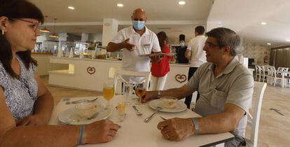 Dos clientes alemanes desayunan en un hotel de Riu en Baleares a finales de junio.