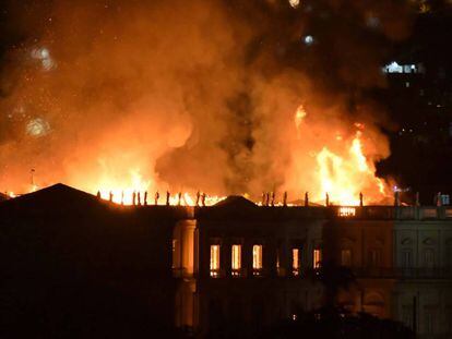 El Museu Nacional de Rio, en flames.
