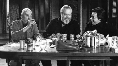 De izquierda a derecha, John Huston, Orson Welles y Peter Bogdanovich en el rodaje de 'El otro lado del viento'.