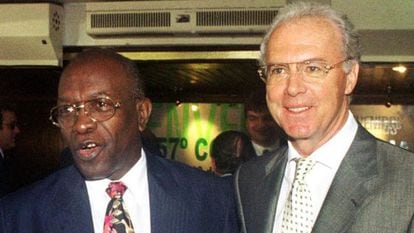 Jack Warner y Beckenbauer, en 2000.