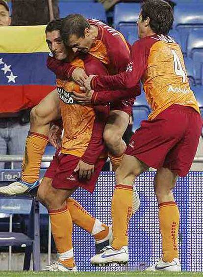 Viqueira celebra su gol al Madrid achuchado por Juanma y Arzo.