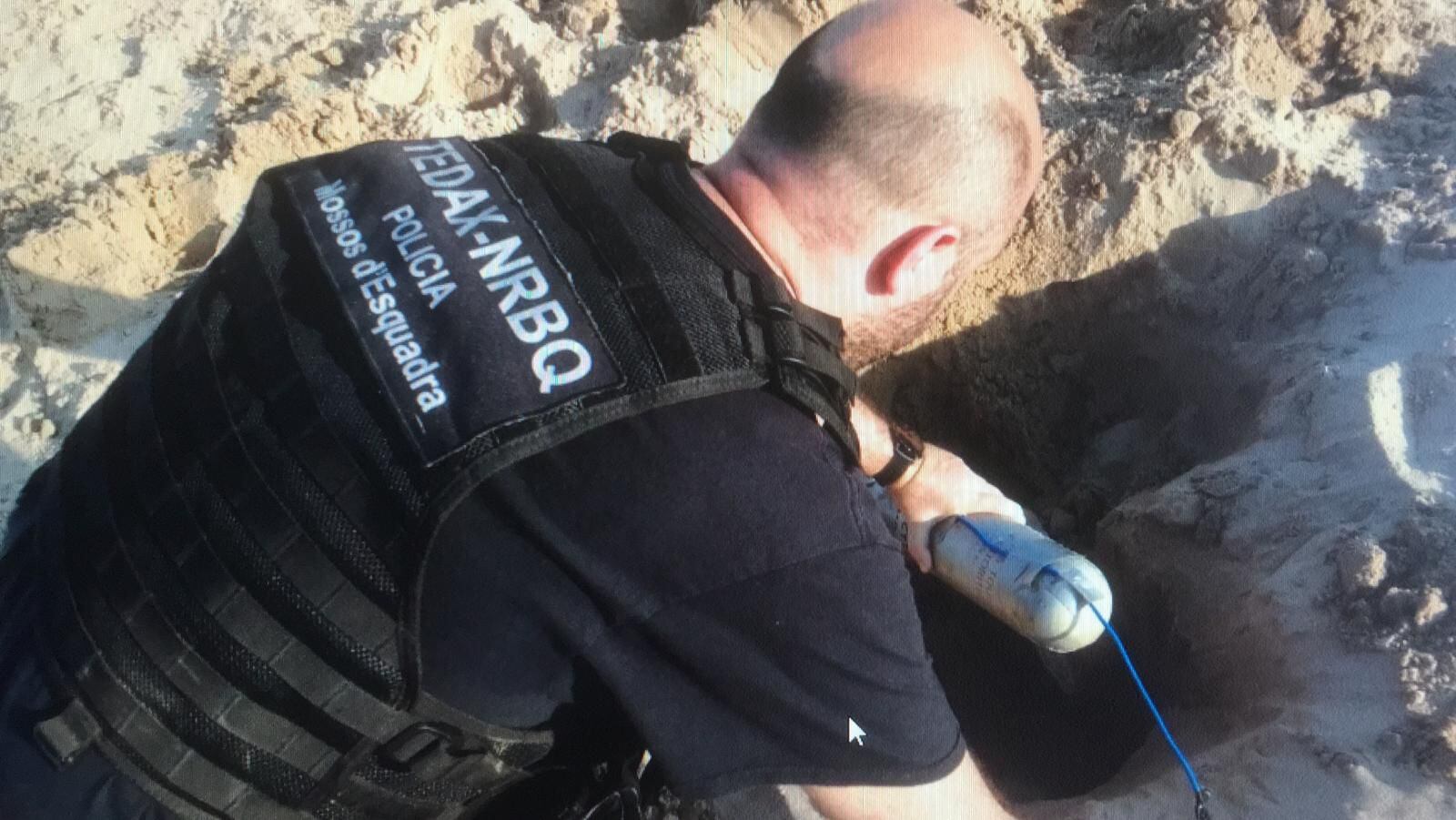 Un agente de los Mossos manipulando el explosivo.