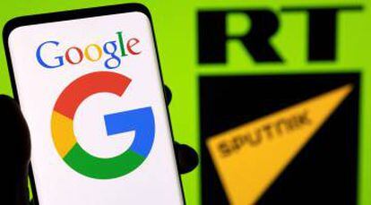 El logo de Google se ve en un smartphone delante del logo de RT y Sputnik.