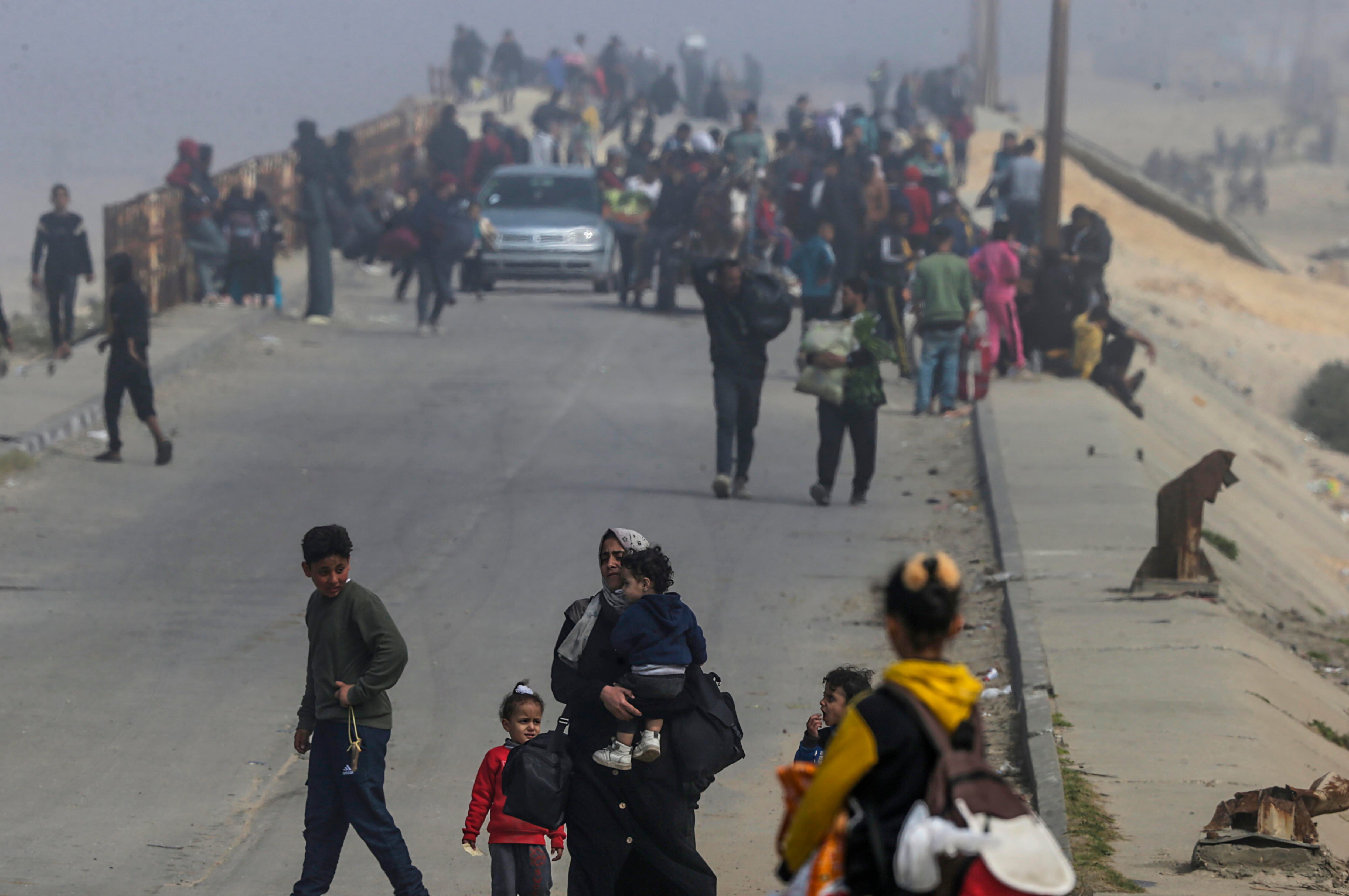 Gaza (---), 25/02/2024.- Palestinians walk along Al Rashid road after crossing from the northern Gaza Strip into the south of Gaza city, 25 February 2024. Since 07 October 2023, up to 1.9 million people, or more than 85 percent of the population, have been displaced throughout the Gaza Strip, some more than once, according to the United Nations Relief and Works Agency for Palestine Refugees in the Near East (UNRWA), which added that most civilians in Gaza are in 'desperate need of humanitarian assistance and protection'. EFE/EPA/MOHAMMED SABER
